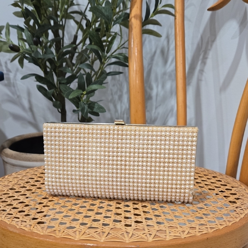Elegant Vintage/Retro Cream Pearlized Clutch